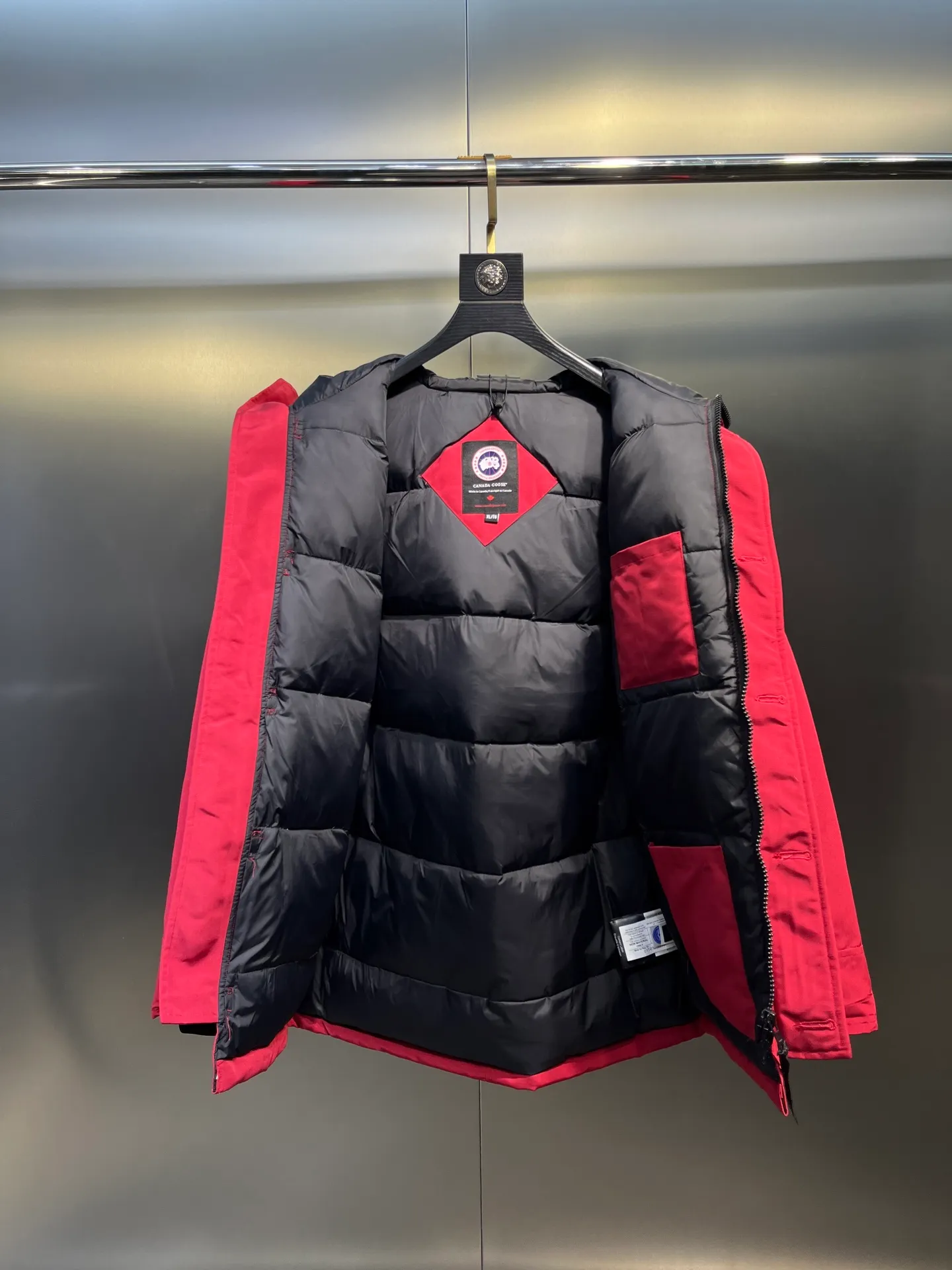 P860 Canada Goose model 06, the same model as the famous star, men's and women's models, with cold-proof flannel on the collar, which is close to the head and neck, comfortable and warm! The fabric is made of high-density nano-level waterproof fabric, which is windproof and wear-resistant and has a certain thickness! Seamless threaded cuffs! Avoid hard knots! It doesn’t matter how low the temperature is this winter, one piece is enough. I’ll give you the wind and temperature! Contains pure duck down, sufficient quantity, unique fashion design + waterproof craft fabric + big brand YKK double zipper pullers, real photos, upright style quality, regardless of the external standard and the internal content, you can feel free to compare it with the softer, easier to wrinkle and lighter version on the market!  size：s-xxl